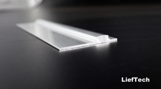 Rohr aus Aluminiumprofil mit Schraubendreheranlage an der Rückseite