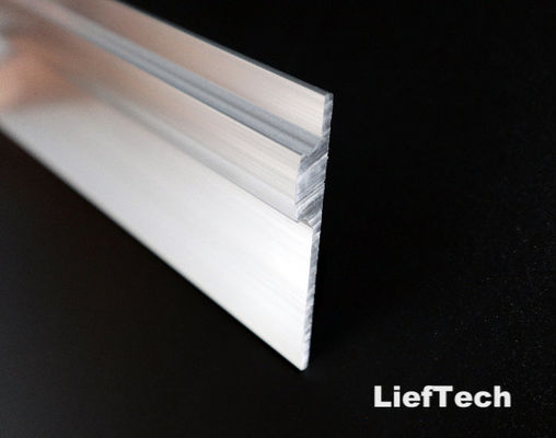 Rohr aus Aluminiumprofil mit Schraubendreheranlage an der Rückseite