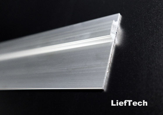 Rohr aus Aluminiumprofil mit Schraubendreheranlage an der Rückseite